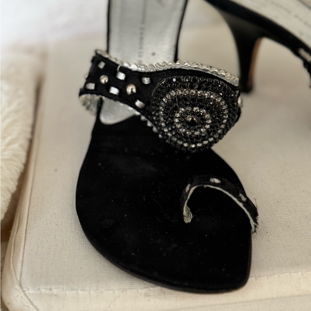 Giuseppe Zanotti - Black and bejeweled with toe loop and kitten heel sandals. - Picture 7 of 16